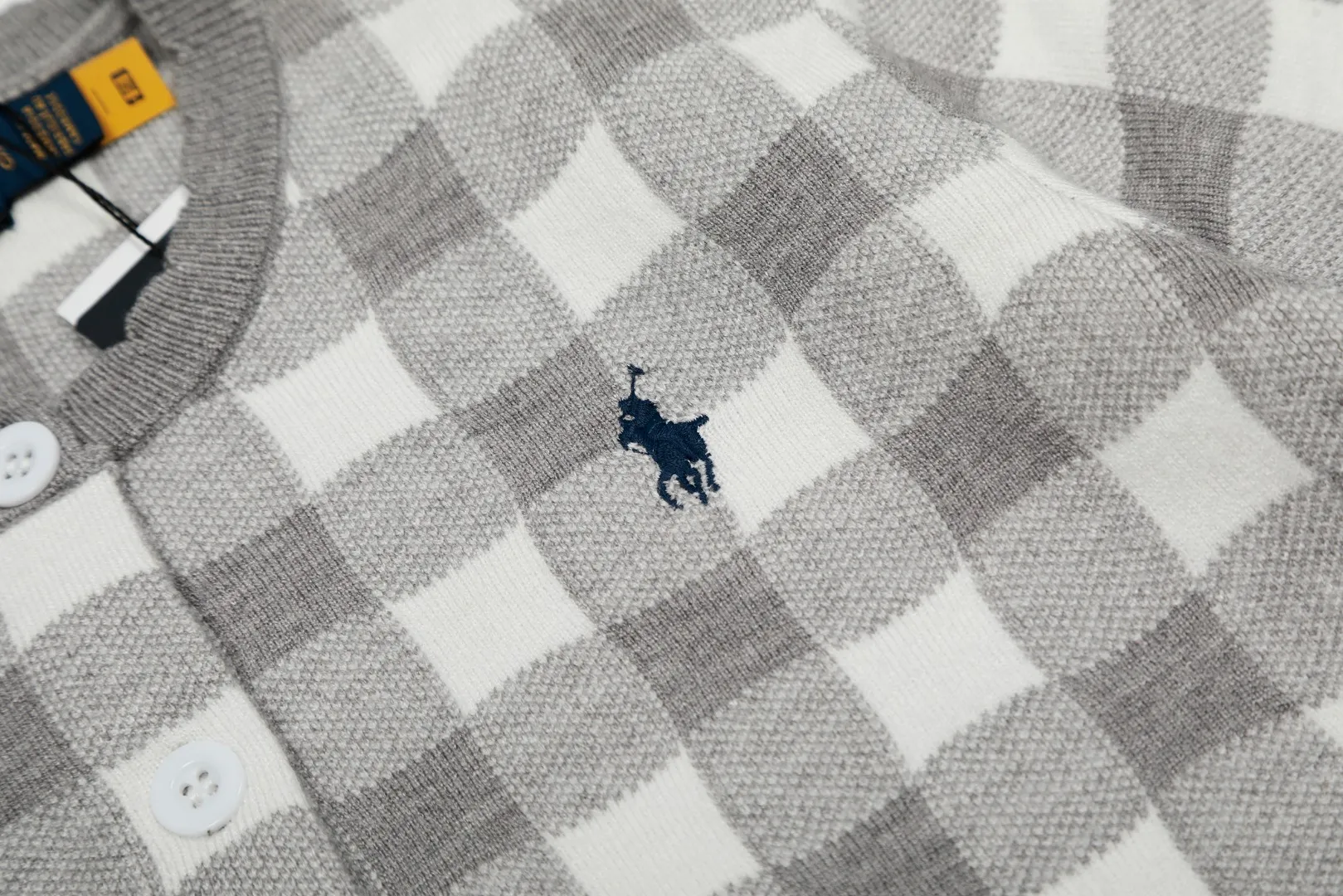P166 💰 "Top quality" Style number: DS115# (on sale all year round) [Ralph Lauren plaid jacquard basic pony embroidered logo knitted cardigan short-sleeved] ✅Ralph Lauren all-match goddess style plain plaid knitted cardigan short-sleeved for all seasons ✅Main provider of platform live broadcast Wholesale entities ✅ZP quality 1:1 version Scan the code to enter the GF website Counter quality ✅Detailed quality The only one in Guangzhou Imported quality cotton yarn, focusing on high-end, cost-effective, good quality needless to say ✅The version restores the original version, loose, comfortable and stress-free, simple is high-end, classic is eternal, ✅The upper body is simple and easy to match, a must-have for goddess ootd. Good-looking clothes are never picky. A must-have in the goddess' wardrobe. Size: S-L Color: Navy Gray Yellow Pink Light Blue Red